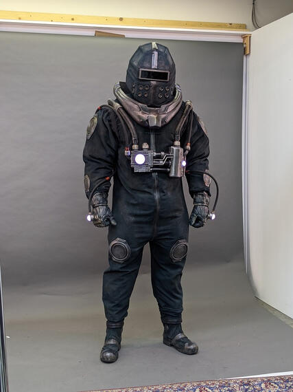 S2 Containment Suit breakdown fx, paint, muscle suit build