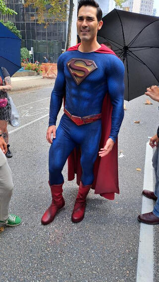 Superman paint/airbrush/ Gluing/Assembly on suit, crest, belt, boots